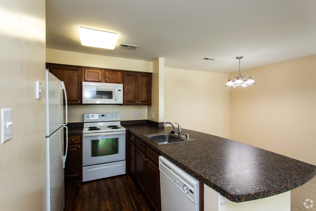 Oaks of Woodlawn Apartments gallery photo 2