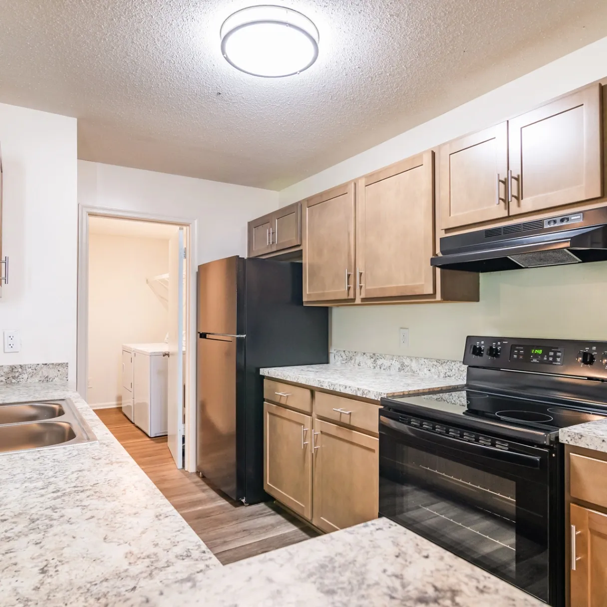 Lakewood Apartments gallery photo 2